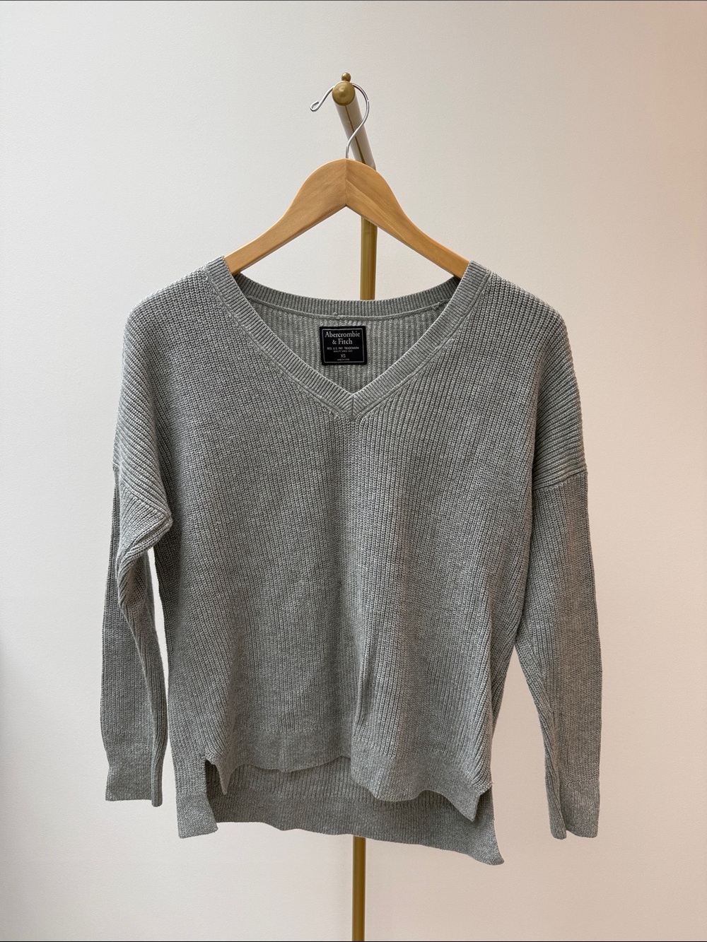Abercrombie & Fitch Gray V-Neck Women's Sweater XS